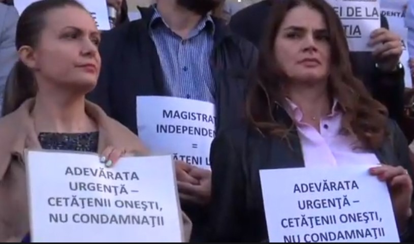 Frosty run out Faculty VIDEO Un nou protest al magistraților pe treptele Palatului de Justiție -  HotNews.ro