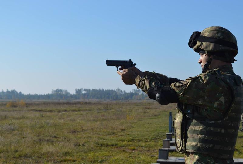 Soldat cu un pistol romanesc