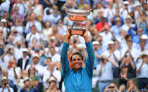 Rafael Nadal si trofeul de la Roland Garros