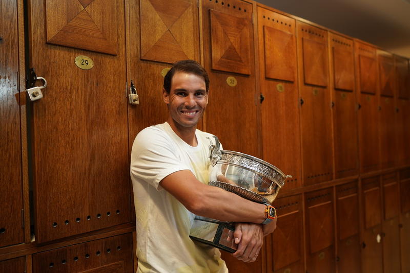 Rafael Nadal si trofeul de la Roland Garros