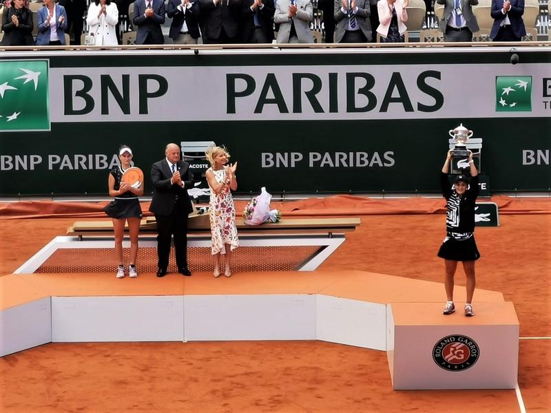 Ashleigh Barty si trofeul de la Roland Garros