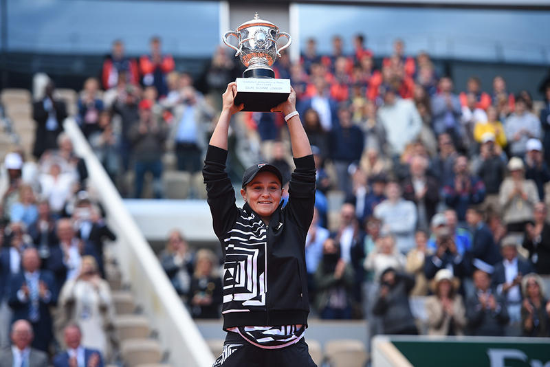 Ashleigh Barty si trofeul de la Roland Garros