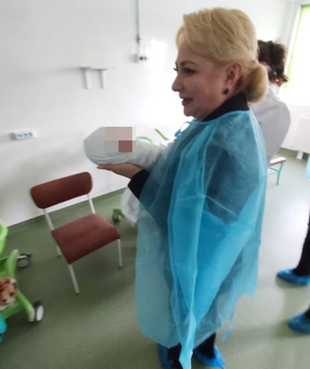 Foto Viorica Dăncilă și Sorina Pintea Apar In Poze ținand In Brațe