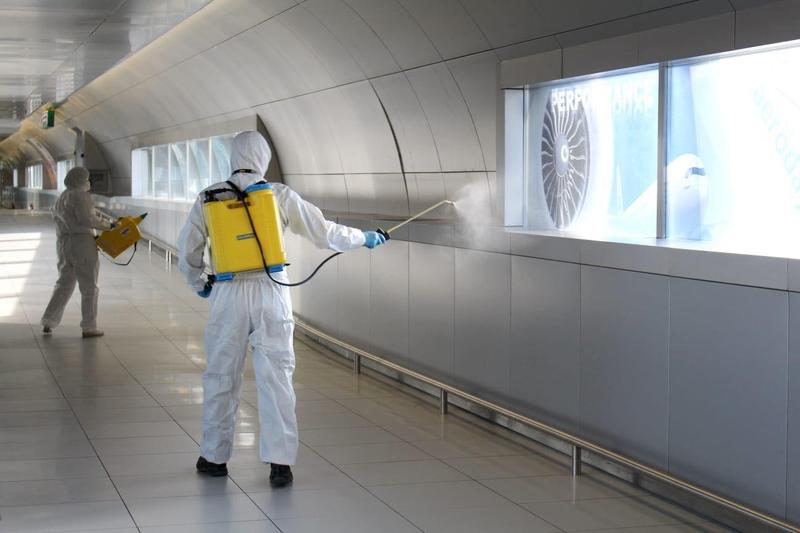 https://media.hotnews.ro/media_server1/image-2020-01-31-23634335-41-desinfectie-aeroport.jpg