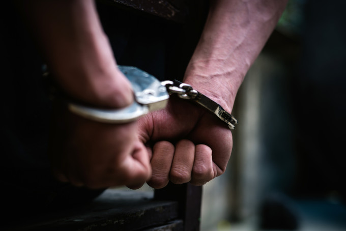 Peste 130 de arestări într-un dosar european de trafic de ființe umane. Rețeaua acționa și în România
