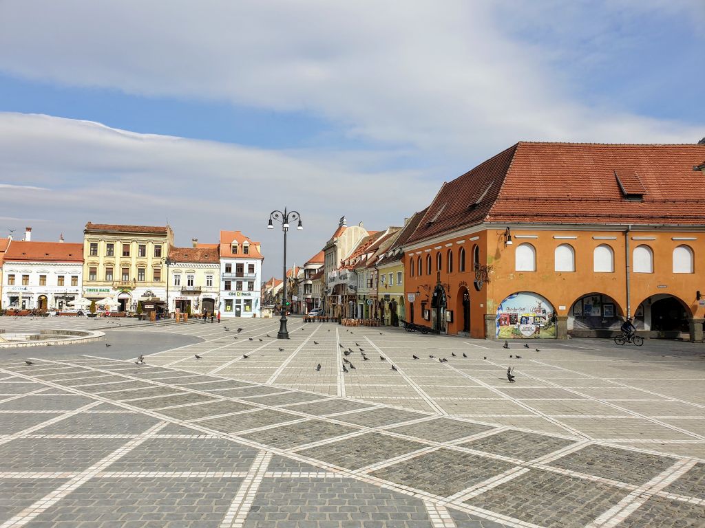 Imagini pentru piata sfatului brasov in zile de coronavirus