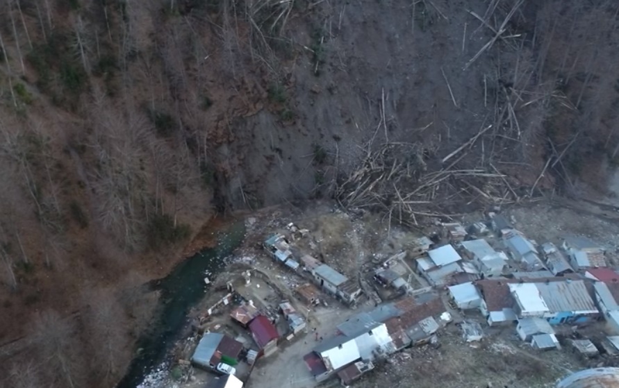 VIDEO Alunecare de teren la Azuga: 150 de persoane au fost ...