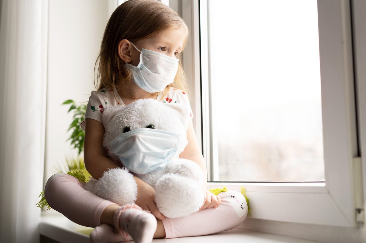 Covid, gripă, bronşiolită: o „triplă epidemie” fără precedent, cu evoluţie incertă, îngrijorează specialiştii din Franţa