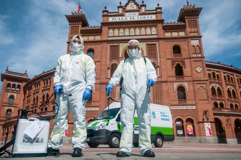 Dezinfectarea străzilor în Madrid, în timpul pandemiei de coronavirus