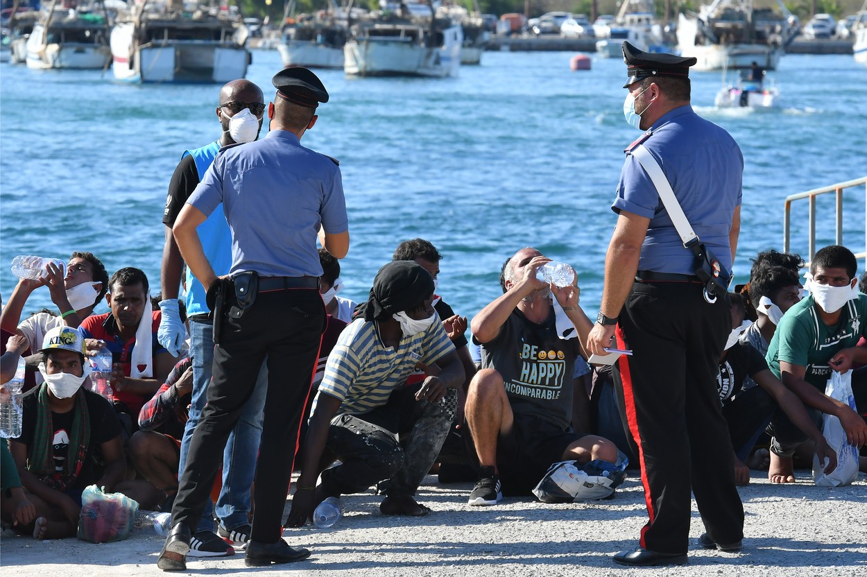 Consiliul Europei critică Italia pentru transferul de migranţi către Albania