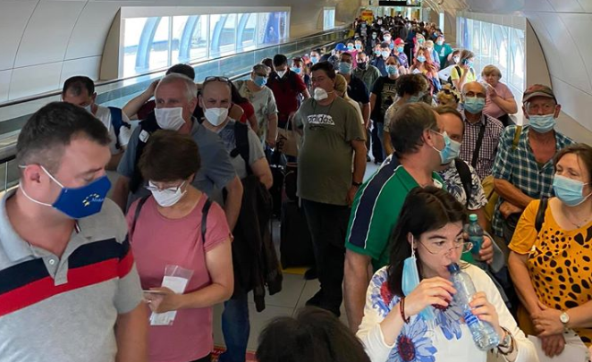 Foto Cum AratÄƒ DistanÈ›area FizicÄƒ Pe Aeroportul Otopeni Sute De Oameni InghesuiÈ›i Din Cauza Controalelor Anti Covid Hotnews Mobile