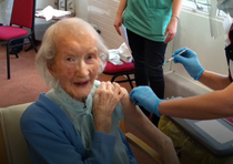 Mary Keir vaccinata la 108 ani