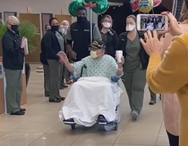 veteran de razboi iesind din spital dupa ce a invins coronavirusul