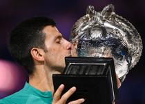 Novak Djokovic, impreuna cu trofeul de la AO