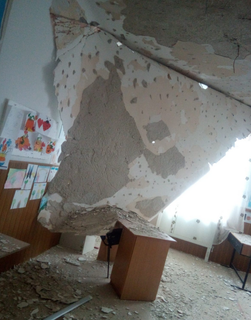 Very angry calcium Fate FOTO Tavan prăbușit în clasă, la o școală din județul Giurgiu, în timpul  nopții. Școala fusese renovată de puțin timp. Profesor: „Dacă omorau niște  copii?” - HotNews.ro