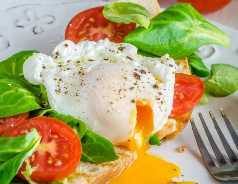 Poached eggs and veggies on toast