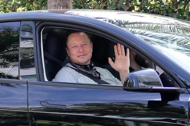 Elon Musk intr-o masina Tesla