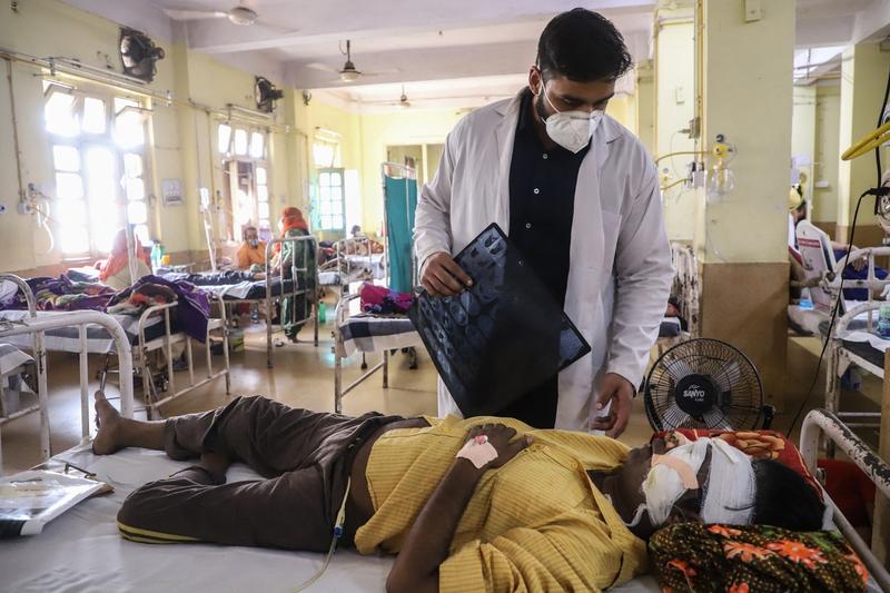 Medic tratand un pacient cu mucormicoza in India
