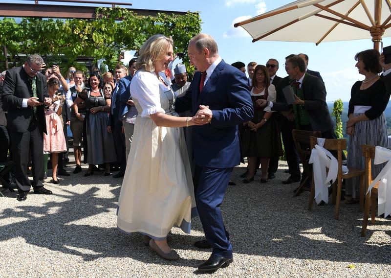 Fosta sefa a diplomatiei austriece Karin Kneissl a declansat un val de critici in 2018 dupa ce l-a invitat pe Vladimir Putin la nunta sa