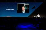 Elon Musk tinand o prezentare despre Starlink