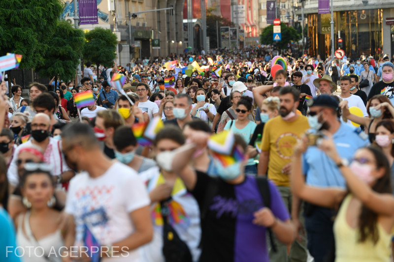 Marșul Bucharest Pride: 15.000 De Oameni Au Defilat Cu Bannere Prin Care Au  Cerut Egalitate în Drepturi Pentru Persoanele LGBT