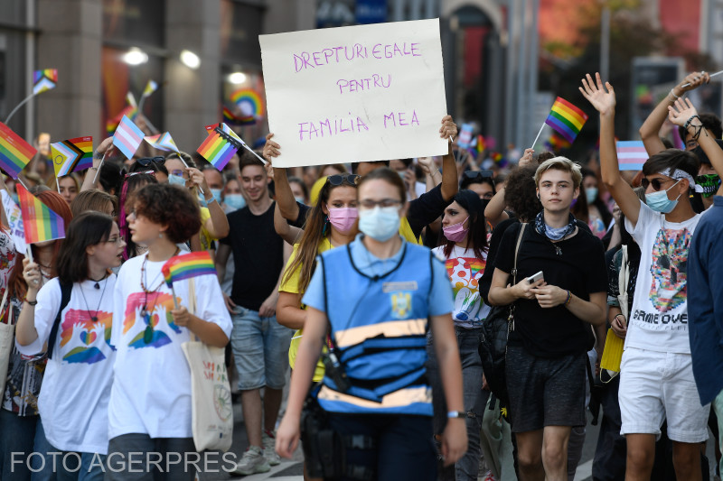 Marșul Bucharest Pride: 15.000 De Oameni Au Defilat Cu Bannere Prin Care Au  Cerut Egalitate în Drepturi Pentru Persoanele LGBT