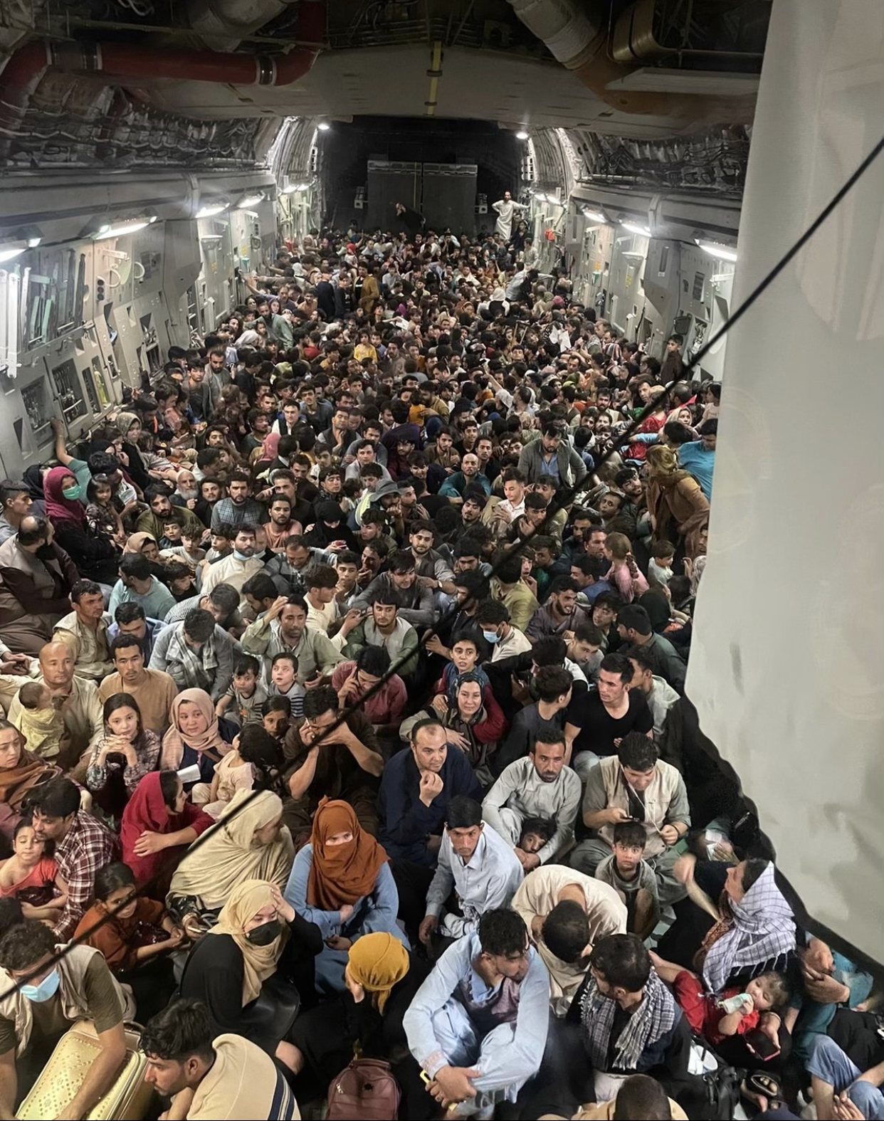 Fleeting Contour Ahead Fotografia uluitoare din interiorul unui avion care părăsește Kabulul cu  refugiați afgani la bord - HotNews.ro