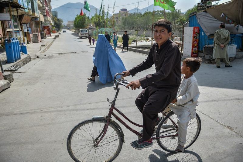 Copii pe o strada din Kabul