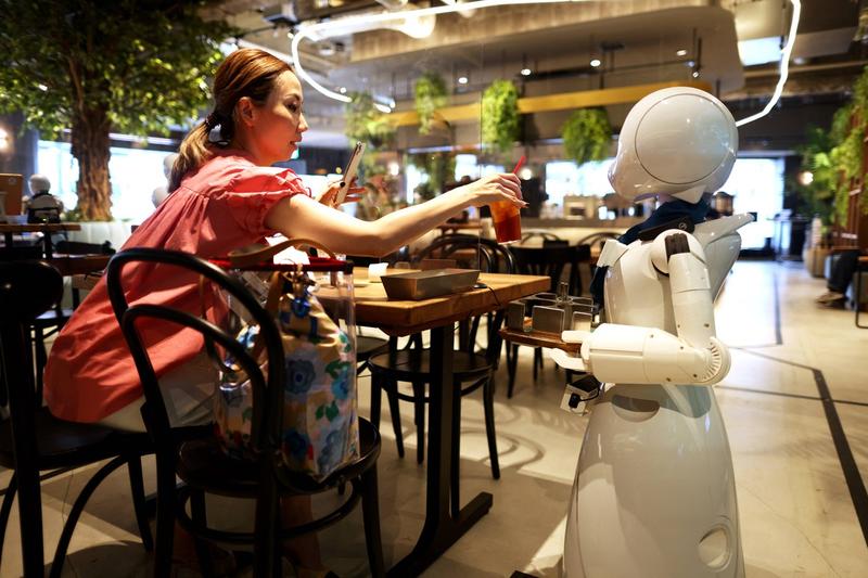 Robotii cafenelei din Tokyo sunt controlati de la sute de kilometri distanta