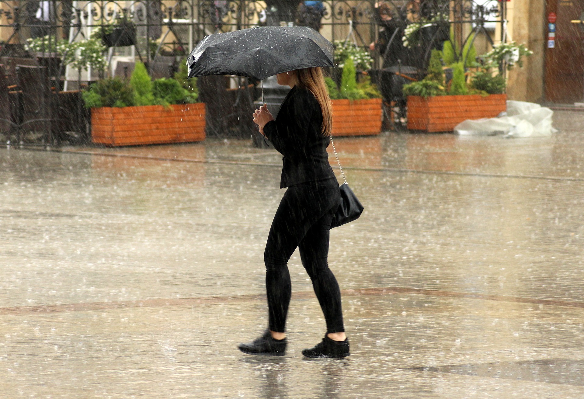 Avertizare meteo în Bucureşti şi Ilfov. Cod portocaliu de vijelii, ploi torenţiale şi grindină
