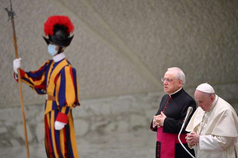 Membru al garzii elvetiene (stanga) ce il pazeste pe Papa Francisc