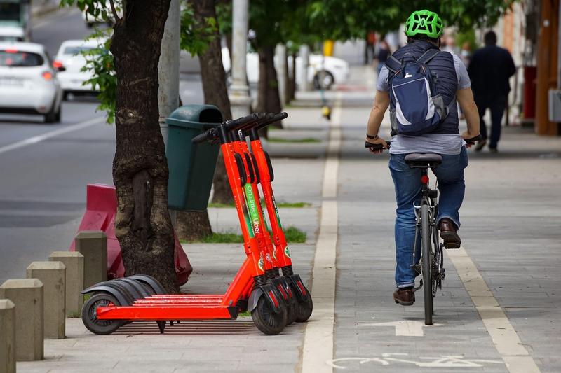 Slander Joint Munching Circulația trotinetelor electrice pe drumurile publice, reglementată.  Reguli similare cu cele aplicate pentru biciclete - HotNews.ro