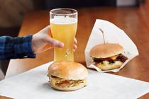 O bere rece poate fi „garnitura” ideala pentru un burger