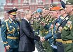 Vladimir Putin si ministrul rus al apararii Serghei Soigu (in spatele sau)