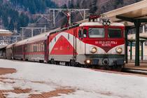Tren in decor de iarna