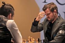 Ian Nepomniachtchi a pierdut cu Magnus Carlsen (dreapta)