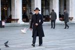 John Malkovich la filmarile pentru serialul Ripley in Venetia