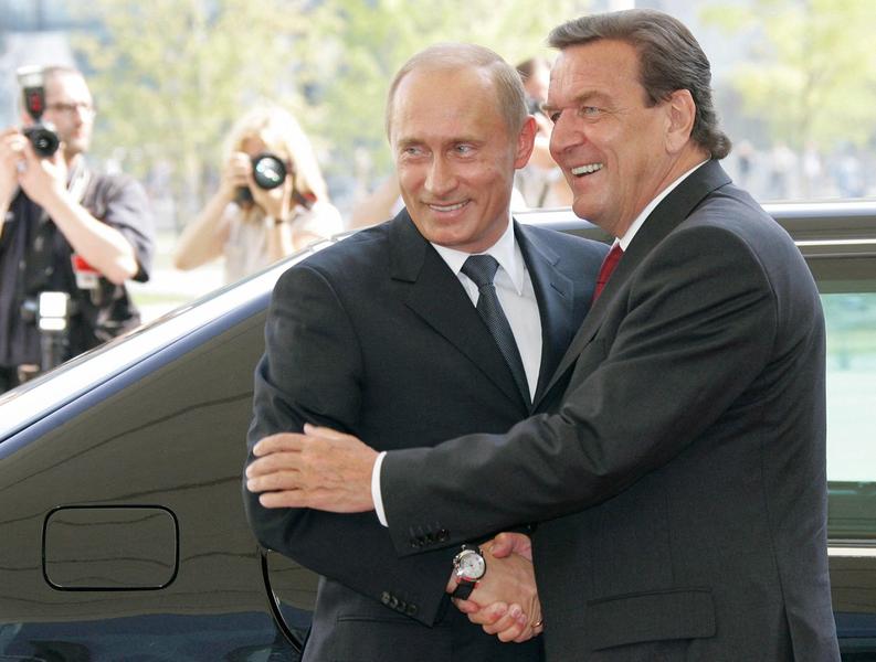 Vladimir Putin si Gerhard Schroeder semnau acordul de construire gazoductului Nord Stream in 2005