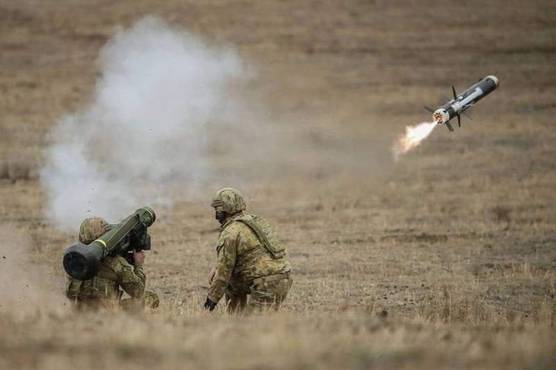 Soldati ucraineni trag cu rachete Javelin