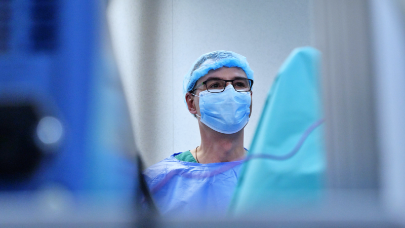 Dr. Victor Radu în timpul operației