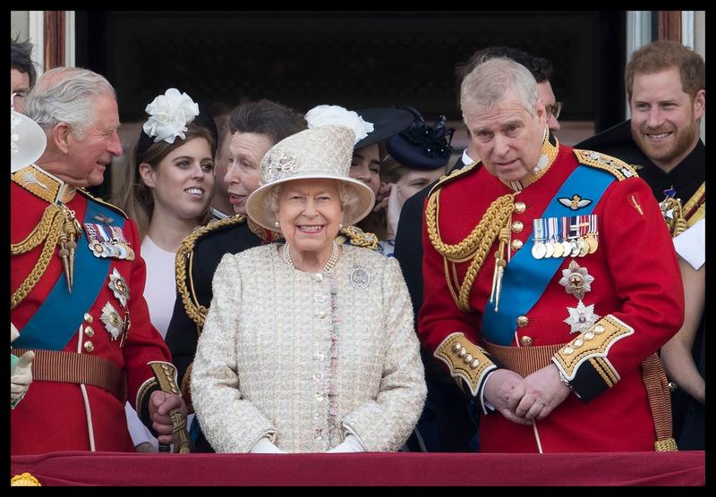 Regina Elisabeta a II-a alaturi de printii Charles si Andrew