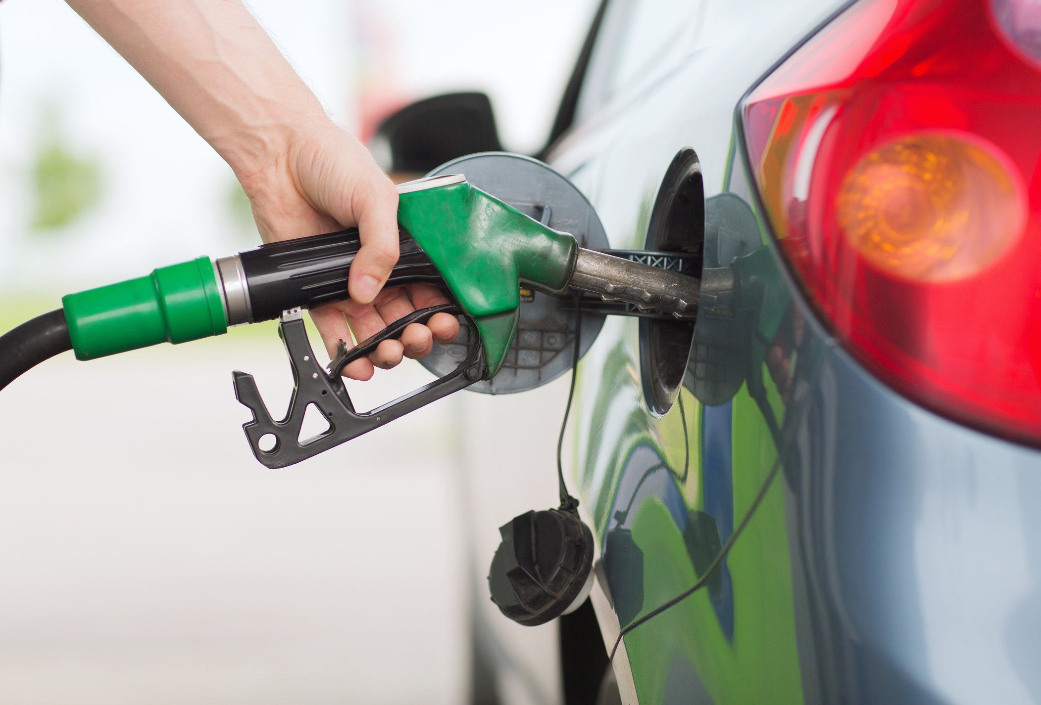 Guvernul va compensa la pompă prețul la motorină și benzină pentru trei luni -