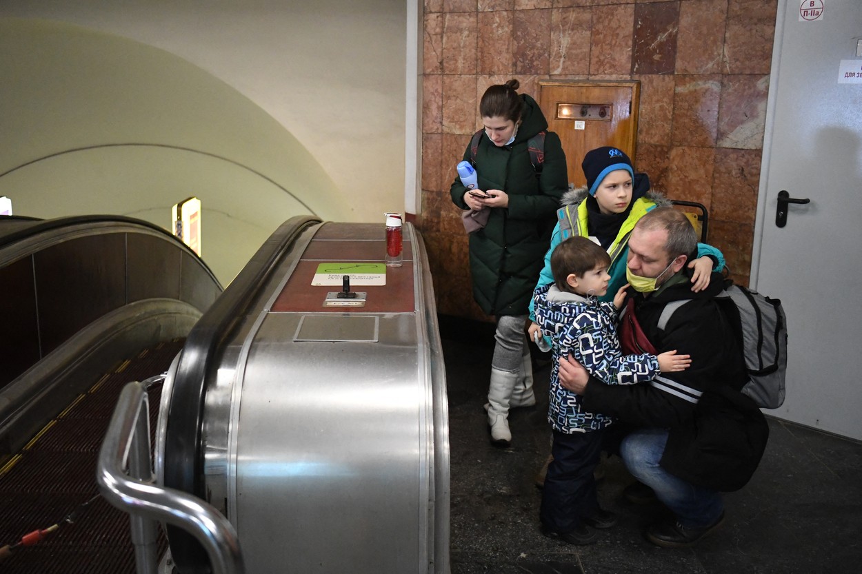 FOTOGALERIE. Imaginile disperării în Ucraina: Locuitorii Kievului și-au  luat copiii pentru a se adăposti în metroul din capitala ucraineană -  HotNews.ro