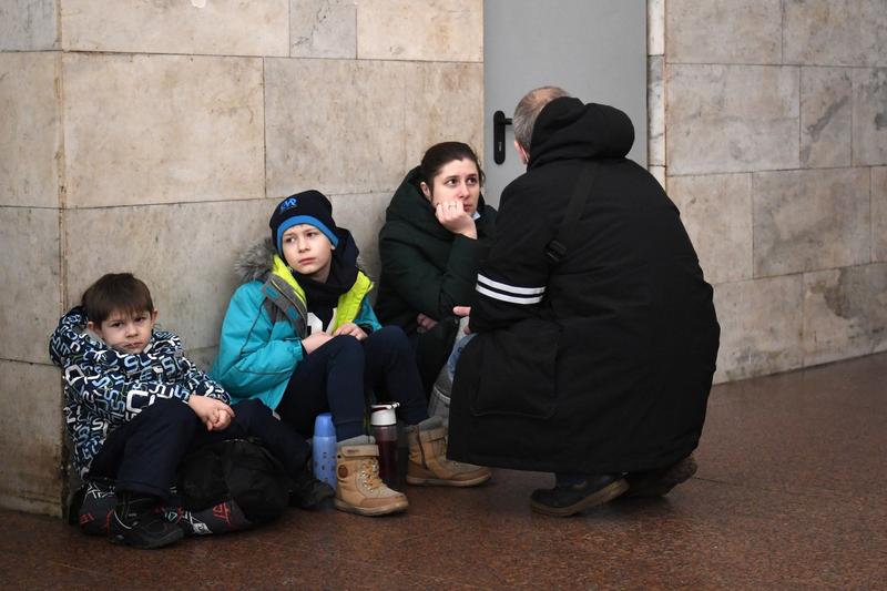 Familie in metroul din Kiev