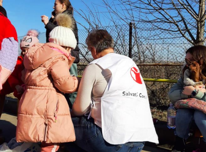 Copiii care vin din Ucraina in Romania primesc pachete de la Salvati Copiii