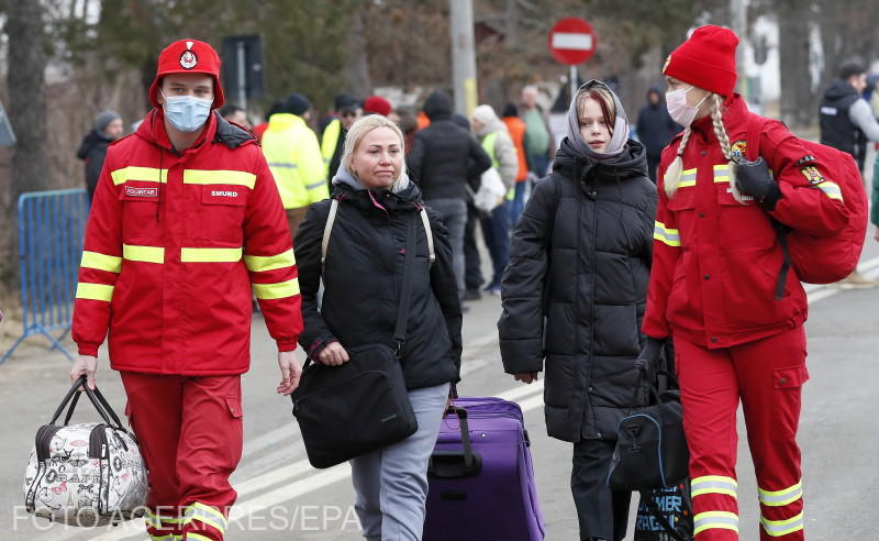 Refugiatii ucraineni, intampinati de un echipaj medical in vama Siret