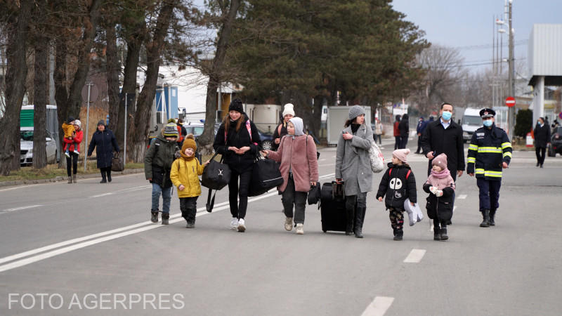 Copii refugiati ucraineni alaturi de mamele lor, in vama Siret