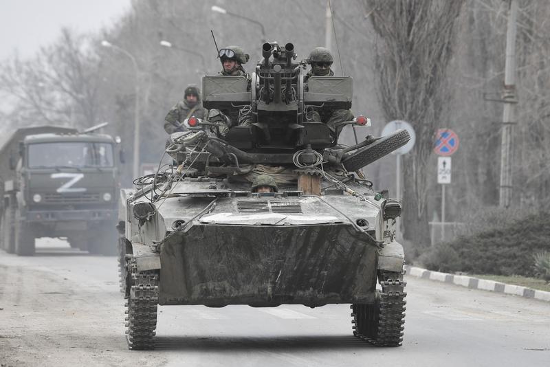 Militari ruși cu blindate la nord de Crimeea