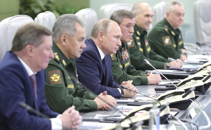 Vladimir Putin alaturi de comandantii fortelor armate ale Rusiei