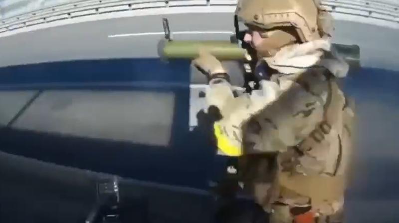Militar ucrainean care ataca blindatele rusesti